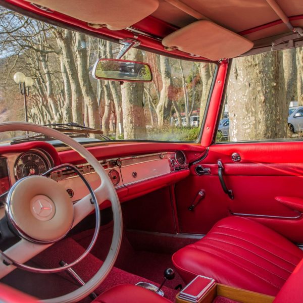 Sellerie automobile en cuir rouge